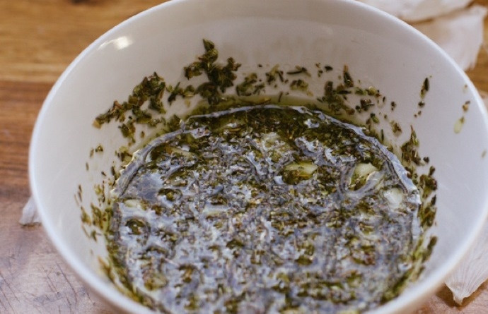 1. Этап. Куриные бедрышки в пряном соусе: 1. В одной емкости смешайте мед, соль, измельченный чеснок, орегано, тимьян лимонный сок и оливковое масло.