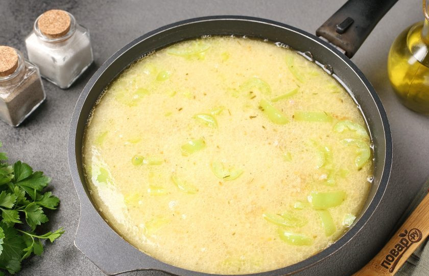 1. Этап. Булгур с фаршем, сладким перцем и сметаной: Влейте кипяток, перемешайте, отрегулируйте на соль и готовьте под крышкой на небольшом огне около 20 минут (до готовности крупы).