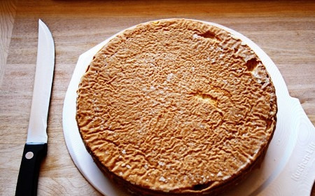 1. Этап. Тортик с клубникой: 13. Готовый бисквит нужно как следует остудить и после разрезать аккуратно на 3 коржа.