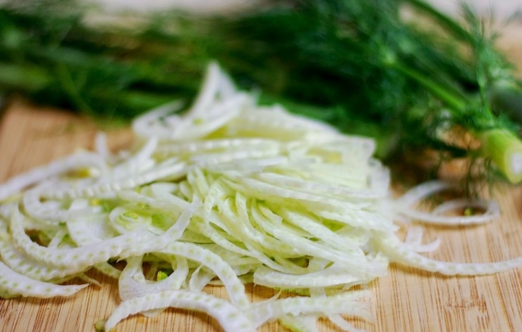 1. Этап. Морской окунь на салате: 1. Фенхель нашинкуйте тонкими полукольцами.