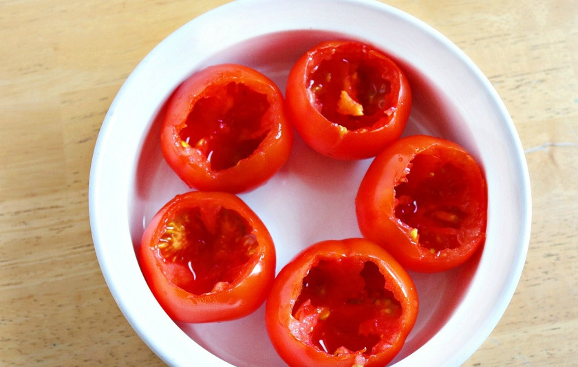1. Этап. Фаршированные помидоры по-итальянски: Из помидоров удалите все внутренности, срезав верхушку в виде крышки. Оставьте только кожу с мякотью на ней.