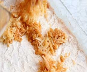 1. Этап. Пирог с яблоками и манкой: И так, пока не закончатся ингредиенты. Важно, чтобы последний слой был сухим. Теперь растапливаем сливочное масло. Берем любую чайную ложку и её черенком делаем небольши отверстия в пироге. Вливаем в них масло. Запекайте пирог при низкой температуре в духовке около 1,5 часа.