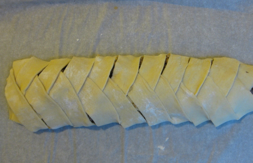 1. Этап. Рулет из слоеного бездрожжевого теста: 3. Вот такой получается рулет. Чтобы надежнее держалось, пройдитесь слегка по нему скалкой, присыпанной мукой. Выпекаем полчаса при 200 градусах.