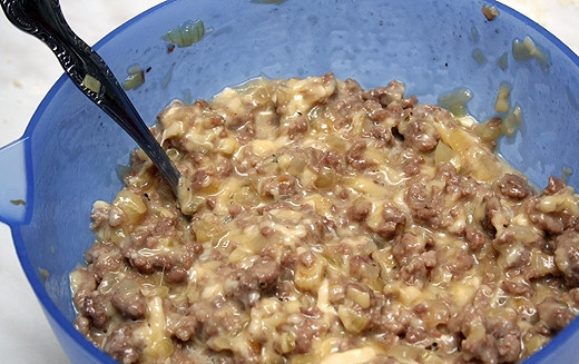 1. Этап. Пирог с сыром и мясом: Перемешиваем сырную смесь и обжаренный фарш.