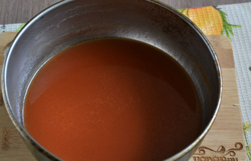 1. Этап. Капуста, маринованная в томате, на зиму: Поставьте томатный сок на огонь, доведите его до кипения. Посолите и проварите 20 минут на слабом огне.