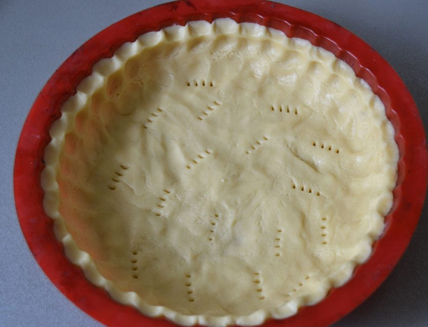 1. Этап. Лимонный торт с рикоттой: Положите тесто в форму, руками распределите по форме, сделайте невысокие бортики высотой примерно 2 см., вилкой сделайте проколы.