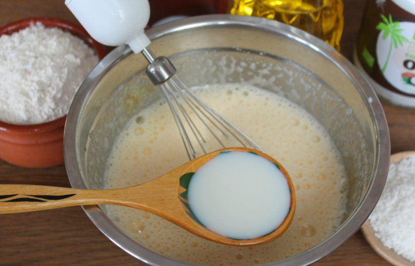 1. Этап. Кекс на кокосовом молоке: Добавляем кокосовое молоко.