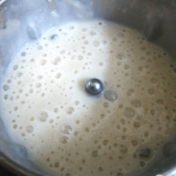 1. Этап. Банановые кексы в микроволновке: Добавьте около половины чашки молока и снова перемешайте.