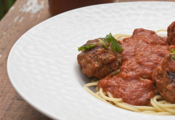 1. Этап. Котлеты, тушенные в подливе: 4. Готово! Котлеты подавайте к 