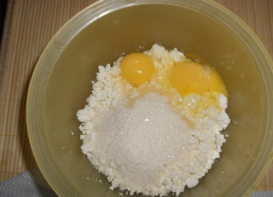 1. Этап. Манная запеканка в духовке: 2. Вбить яйца и всыпать сахар по вкусу. Также в рецепт приготовления манной запеканки в духовке можно добавить щепотку ванилина или корицы.