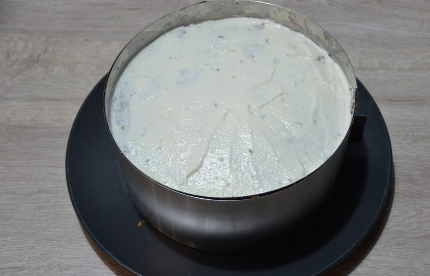 1. Этап. Морковный торт с вишней: Смажьте кремом верх торта, поставьте в холодильник для пропитки и стабилизации на 2-3 часа (можно на ночь).