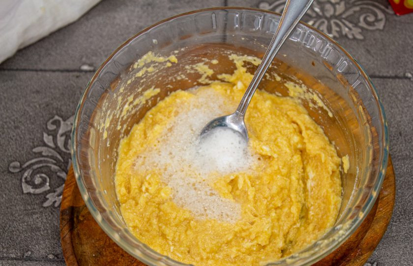 1. Этап. Кето-хлеб: Добавьте соду и погасите ее яблочным уксусом. Снова тщательно перемешайте тесто.