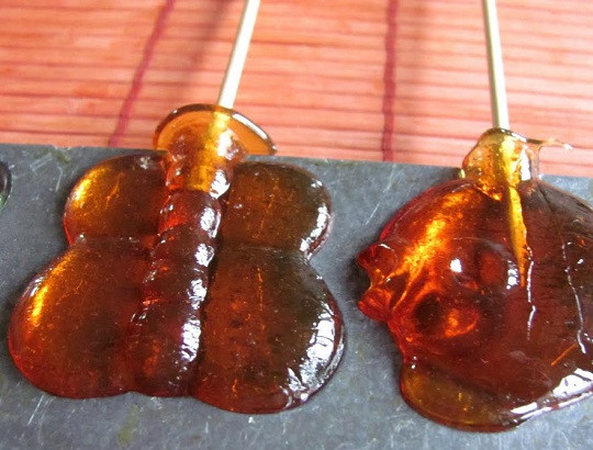 1. Этап. Конфеты из сахара: 7. Вот и весь простой рецепт конфет из сахара. Осталось только дождаться их полного застывания (когда специальные формочки полностью остынут) и можно дегустировать. Такие леденцы можно сделать с ванильным экстрактом, например, или несколькими каплями фруктового сока.