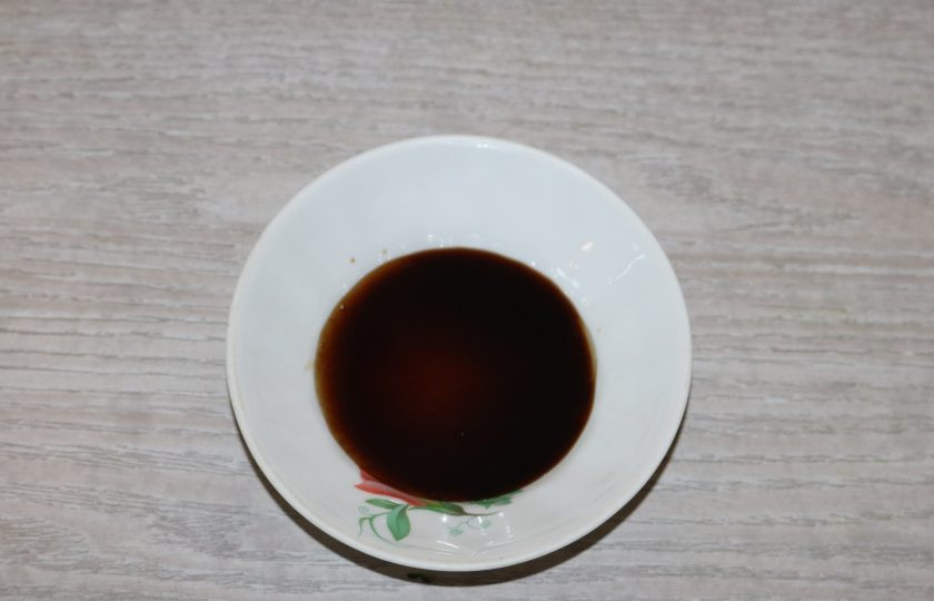 1. Этап. Диетический зелёный салат: Приготовьте соус. Смешайте соевый соус и сок лимона. При желании можете добавить оливкового масла.