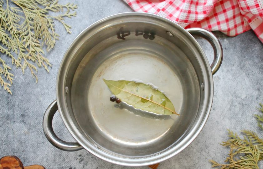 1. Этап. Маринад для грибов: Влейте в кастрюлю чистую, холодную воду и поставьте на средний огонь. Доведите все до кипения и варите в течение 2 минут, чтобы соль и сахар полностью растворились. Влейте в кастрюлю уксус, перемешайте. Маринад готов.