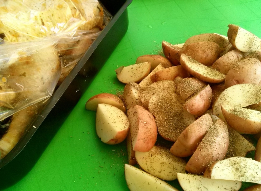 1. Этап. Гусь в рукаве: Картофель тщательно вымойте, просушите бумажным полотенцем, нарежьте ломтиками, перемешайте с сушеной приправой. Яблоки помойте, порежьте на ломтики и поместите их внутрь гуся.