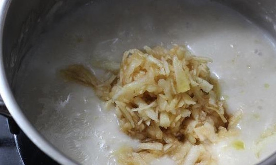 1. Этап. Каша для ребенка 3 лет: 4. Добавьте яблоко, немного масла и сахара по вкусу. Перемешайте, снимите с огня. Все, завтрак для ребенка 3 лет готов!