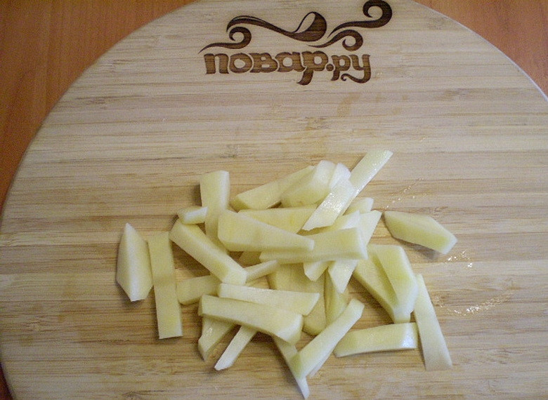 1. Этап. Вегетарианский гороховый суп в мультиварке: Очищенный картофель порежьте мелко, чтобы сварился быстрее.