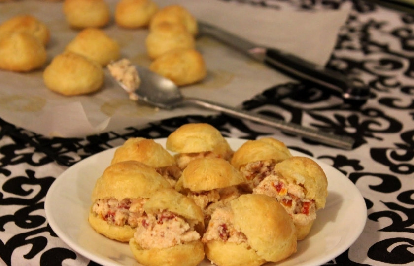 1. Этап. Несладкая начинка для профитролей: 4. Каждую половинку смажем начинкой, накрываем 