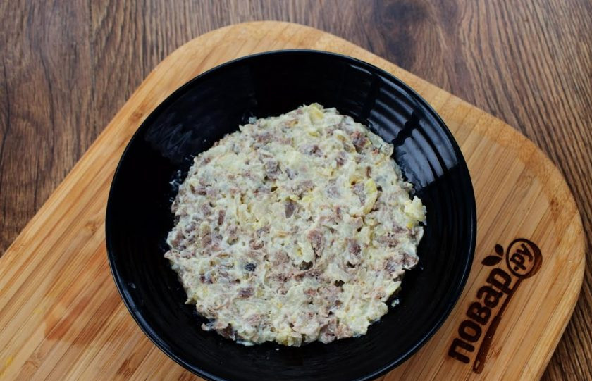 1. Этап. Салат Подсолнух: 3. Выкладывайте салат слоями. Первый слой – куриное мясо соедините с 2 ст.л. майонеза.