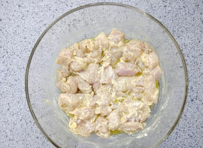 1. Этап. Пицца Наан: 2. Смешайте все ингредиенты для маринада в одной миске. Курицу нарежьте одинаковыми кусочками и отправьте в маринад. Маринуйте мясо в холодильнике в течение 1 часа.