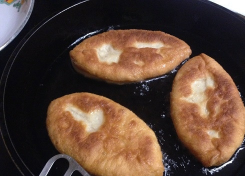 1. Этап. Дрожжевые пирожки с картофельной начинкой: Пока сковорода нагревалась, пирожки немного 