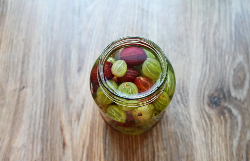 1. Этап. Настойка из крыжовника: Выложите ягоды в банку по плечики и залейте их спиртом. Уберите банку в темное место на 10 дней, процедите.