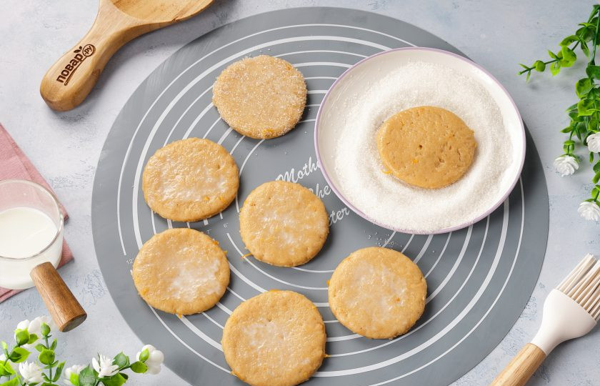 1. Этап. Коржики сахарные: Перевернув стакан, вырежьте коржики. Кисточкой смажьте каждый коржик молоком и обмакните одной стороной в сахар.