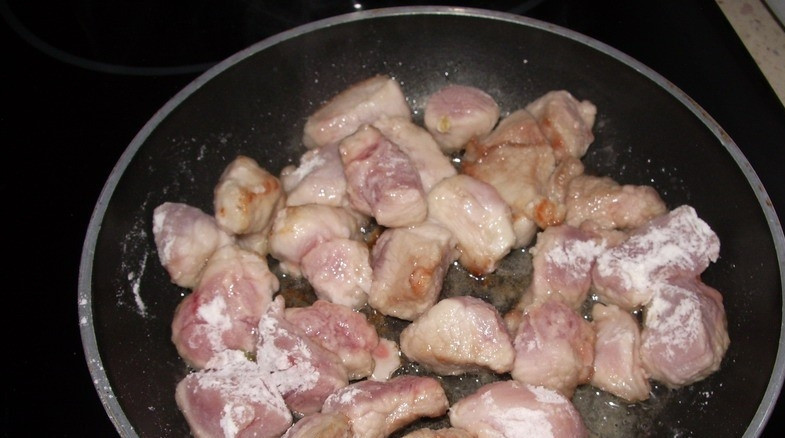 1. Этап. Свинина со сливой в духовке: Кусок свинины (предпочтительнее выбирать нежирные части, к примеру, лопатку или вырезку) вымойте и обсушите. Зачистите от жилок и жира. Нарежьте мясо на небольшие одинаковые кусочки. В сковороде разогрейте растительное масло. Обваляйте каждый кусочек мяса в муке и обжарьте свинину до золотистой корочки на сковороде.