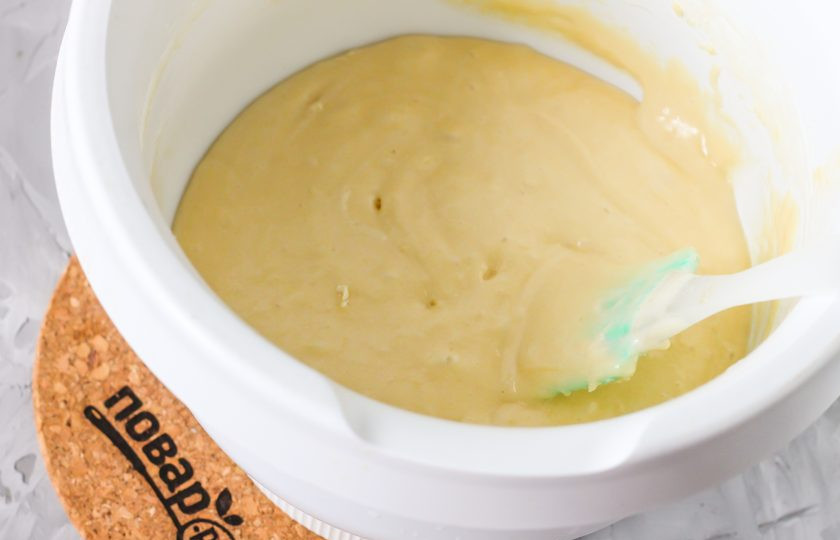 1. Этап. Торт из венских вафель: Всыпьте просеянную пшеничную муку и с помощью силиконовой лопатки вмешайте ее в тесто вместе с разрыхлителем.