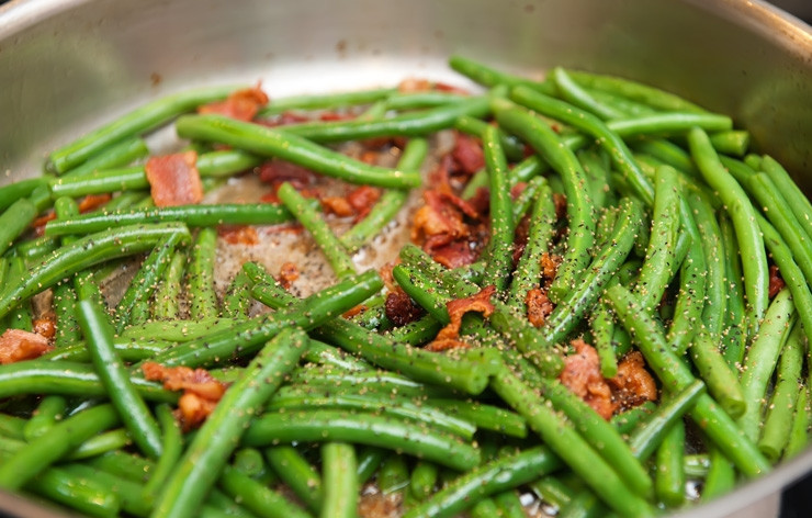 1. Этап. Стручковая фасоль с беконом: Когда бекон зажарится до хрустящей корочки добавить полуготовую фасоль, поперчить, посолить.