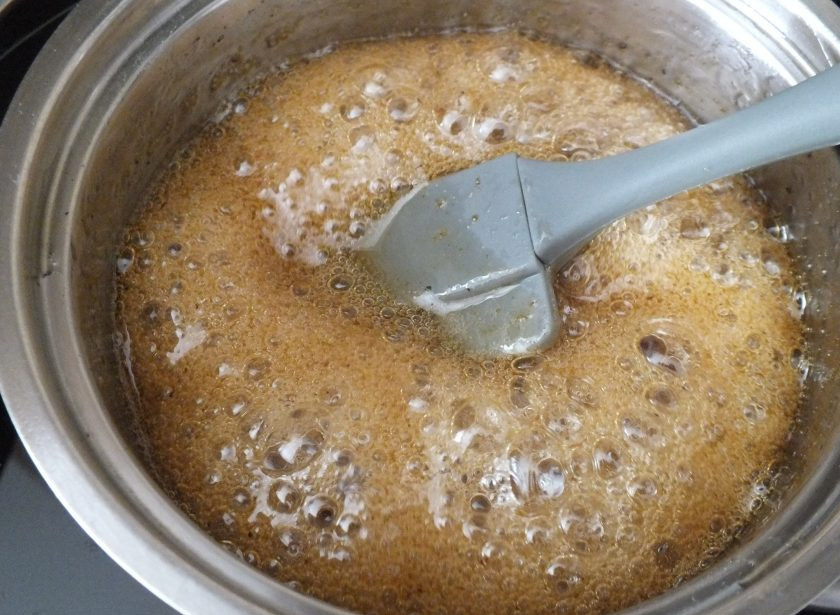 1. Этап. Леденцы без сахара: При варке будьте предельно осторожны. Масса сильно пузырится, поэтому необходимо поддерживать минимальный огонь. В общей сложности на варку уйдет 35-40 минут.