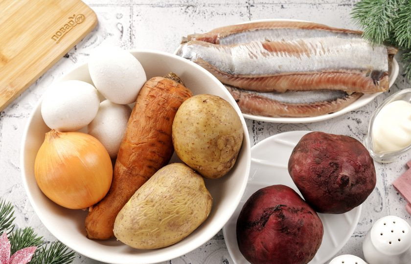 1. Этап. Селедка под шубой на год Змеи 2025: Подготовьте все необходимые ингредиенты по списку для приготовления салата. Морковь, свеклу, картофель и яйца отварите и им дайте остыть. Филе сельди можно приобрести уже готовое или разделать рыбу самостоятельно. Обязательно извлеките из рыбы все косточки.