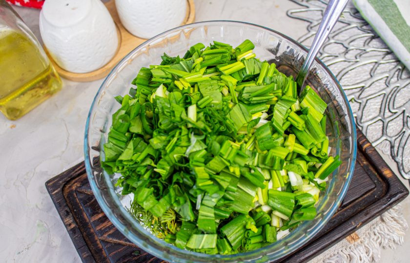 1. Этап. Чуду с черемшой: Нарежьте мелко черемшу и добавьте к творожной начинке.