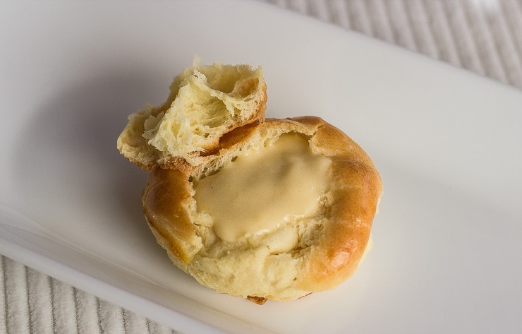 1. Этап. Пирожное с заварным кремом: 6. Достаю пирожные из духовки и аккуратно делаю надрез в верхней части, внутрь кладу 1-2 чайные ложки заварного крема и закрываю.