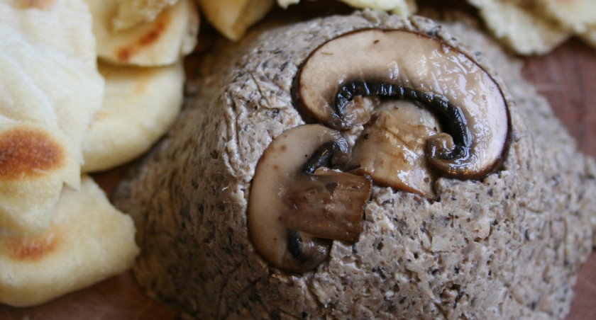 1. Этап. Паштет из грибов: 3. Вот и все! Дайте паштету постоять в холодильнике хотя бы полчаса-час, а затем его можно подавать к столу!