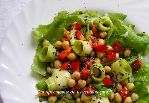 1. Этап. Салат с нутом, перцем и кабачком: Полейте салат заправкой, посыпьте кунжутом.