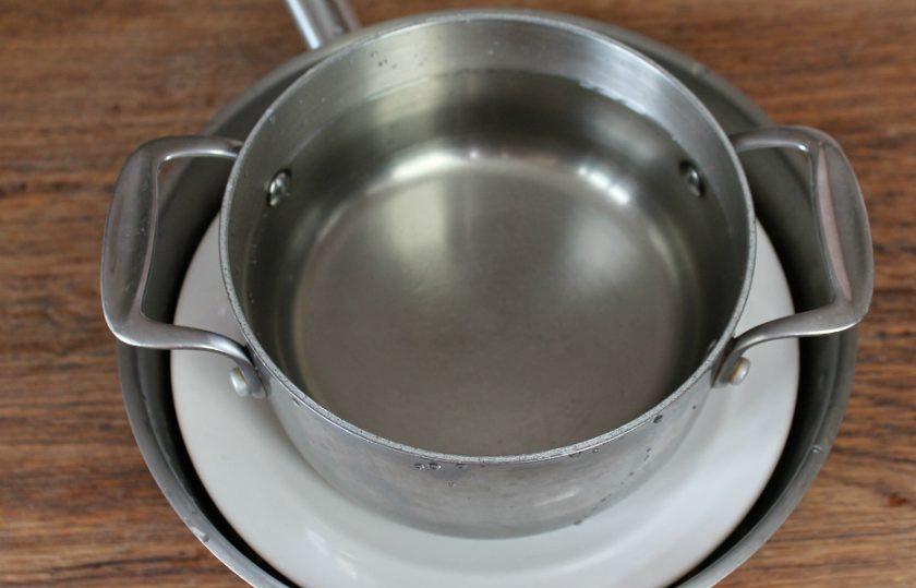 1. Этап. Турша из фасоли по-армянски: Сверху устанавливаем гнет и оставляем на 3 дня.