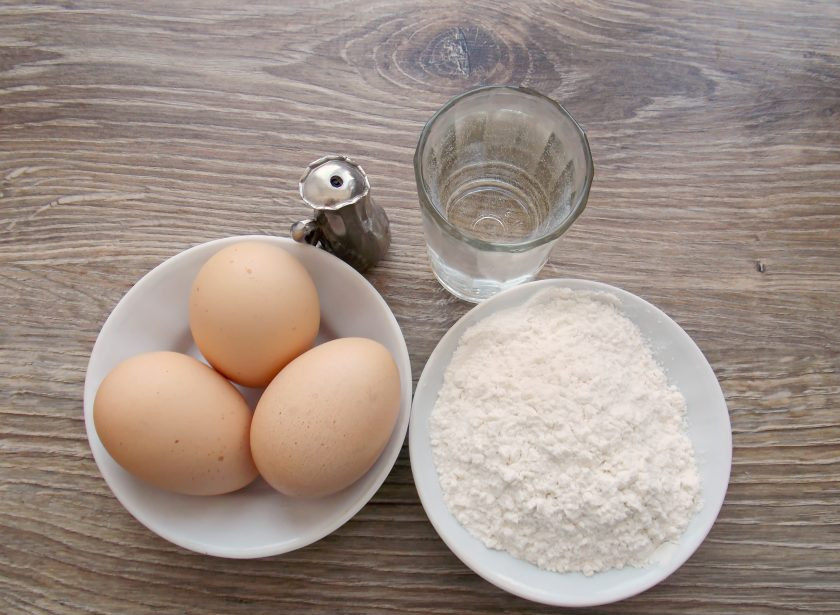 1. Этап. Домашняя лапша в хлебопечке: Подготовьте все необходимые ингредиенты для приготовления домашней лапши в хлебопечке.