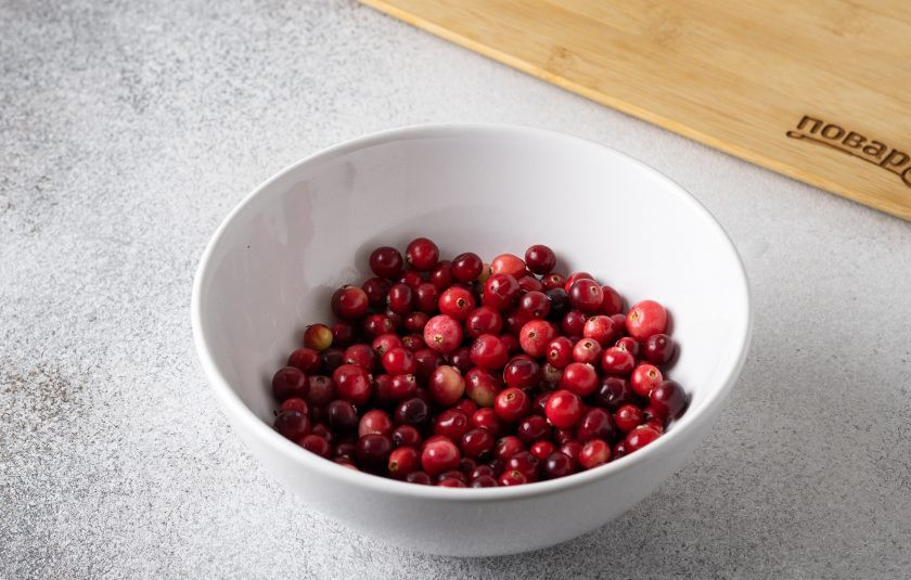 1. Этап. Морс из клюквы без сахара: Клюкву помойте, обсушите и переберите.