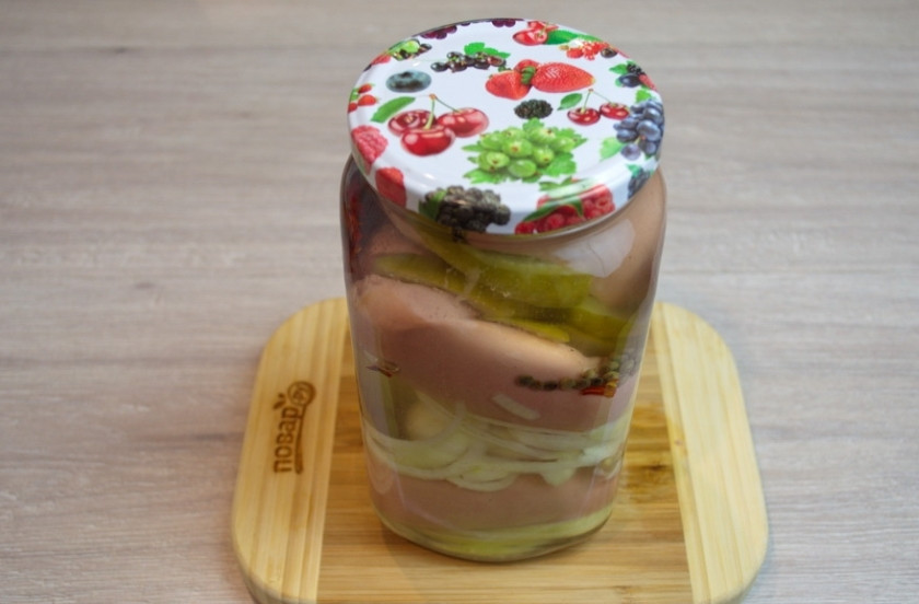 1. Этап. Утопенцы (шпикачка): В маринад добавьте 1,5 ст. ложки винного уксуса. Размешайте и выключите огонь. Полученным маринадом залейте шпикачки в банке. Закрутите крышкой банку. Дайте маринаду в банке остыть. После поставьте банку в холодильник на 10 дней. По окончании этого срока шпикачки нужно вынуть и подать к столу без маринада. Такие шпикачки-утопенцы подают к пиву. Считается отличной закуской в Чехии.