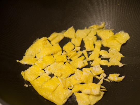 1. Этап. Рис с курицей на сковороде: 3. С помощью лопаточки измельчите омлет на кусочки.