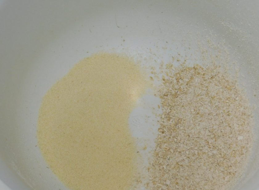 1. Этап. Манно-овсяные блины: Овсяные хлопья измельчите с помощью блендера. Соедините с манкой.