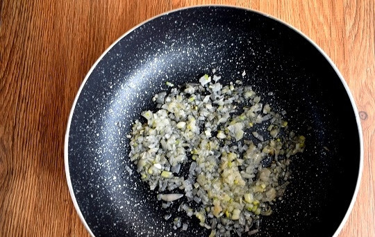 1. Этап. Камди-ча: Влейте масло на сковороду и накалите, добавьте измельченный лук, обжарьте до румяности.