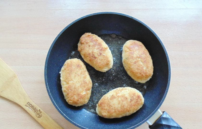 1. Этап. Зразы из судака: Обжарьте рыбные зразы с обеих сторон до золотистой корочки.