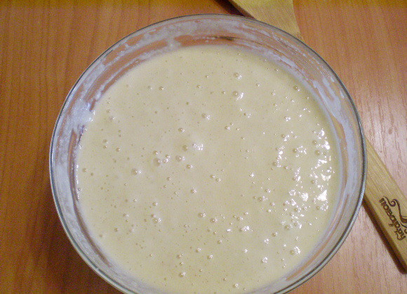 1. Этап. Манник с яблоками на кефире: Не забудьте соду погасить. Тесто готово, отставьте пока.