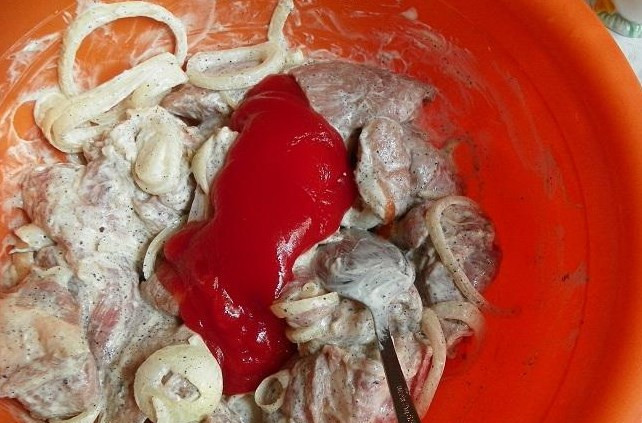 1. Этап. Быстрый маринад для шашлыка: Затем кетчуп. И перемешиваем.