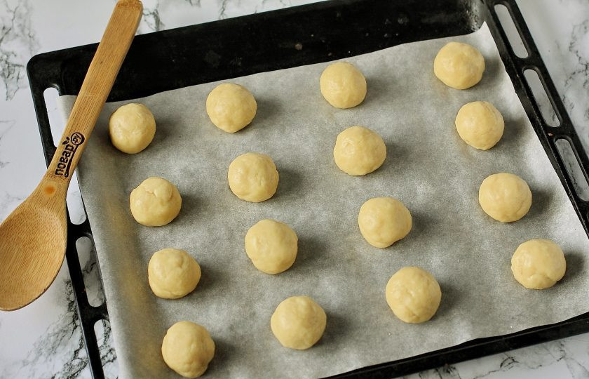 1. Этап. Печенье на молоке: Отщипывайте от готового теста кусочки и формируйте руками шарики, размером примерно с грецкий орех. Переложите заготовки на противень, застеленный пергаментом. Выпекайте в духовке при температуре 180-200 градусов около 20 минут.