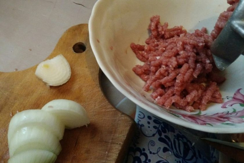 1. Этап. Пельмени из говяжьего фарша с луком: 1. Фарш для пельменей каждый берет по своему вкусу: свиной, говяжий, куриный или комбинированный. В нашей семье любят любой, но сегодня у меня была говядина и я перекрутила ее вместе с луком. Соль и специи добавляйте по вкусу.