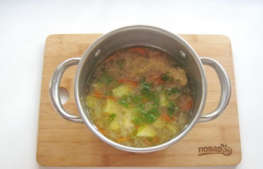 1. Этап. Гречневый суп с индейкой: В готовый суп добавьте нарезанный укроп или петрушку. А также выложите мясо индейки без кожи и костей.